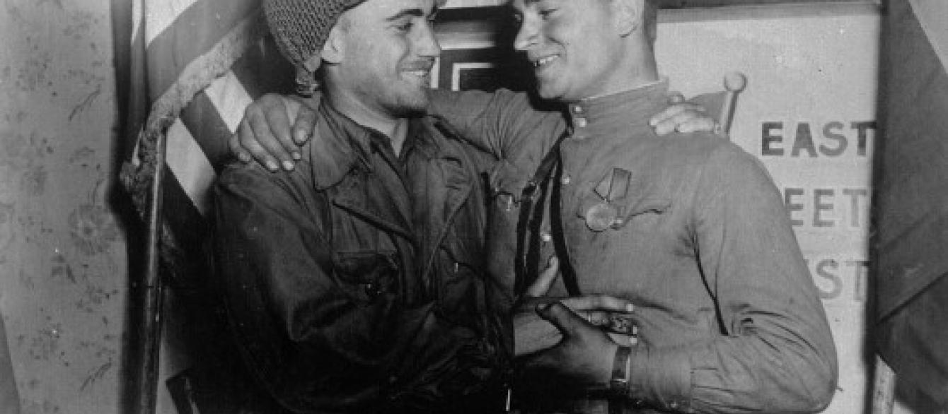 Lieutenant Bill Robertson and Lieutenant Alexander Silvashko shake hands