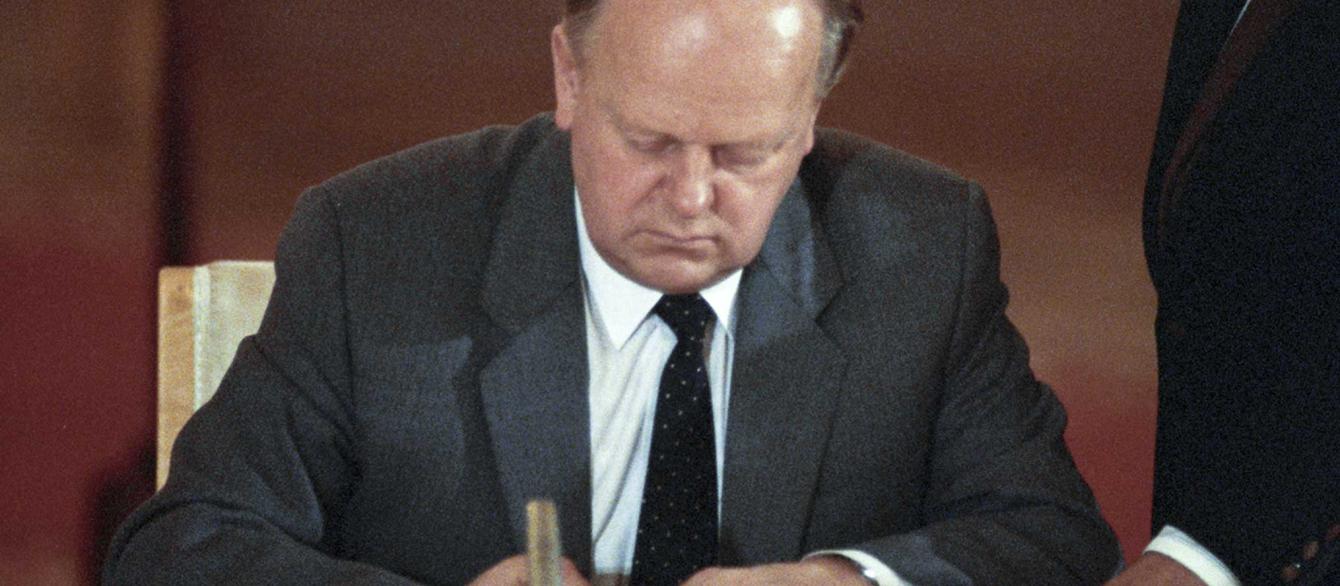Stanislau Shushkevich signs a treaty.