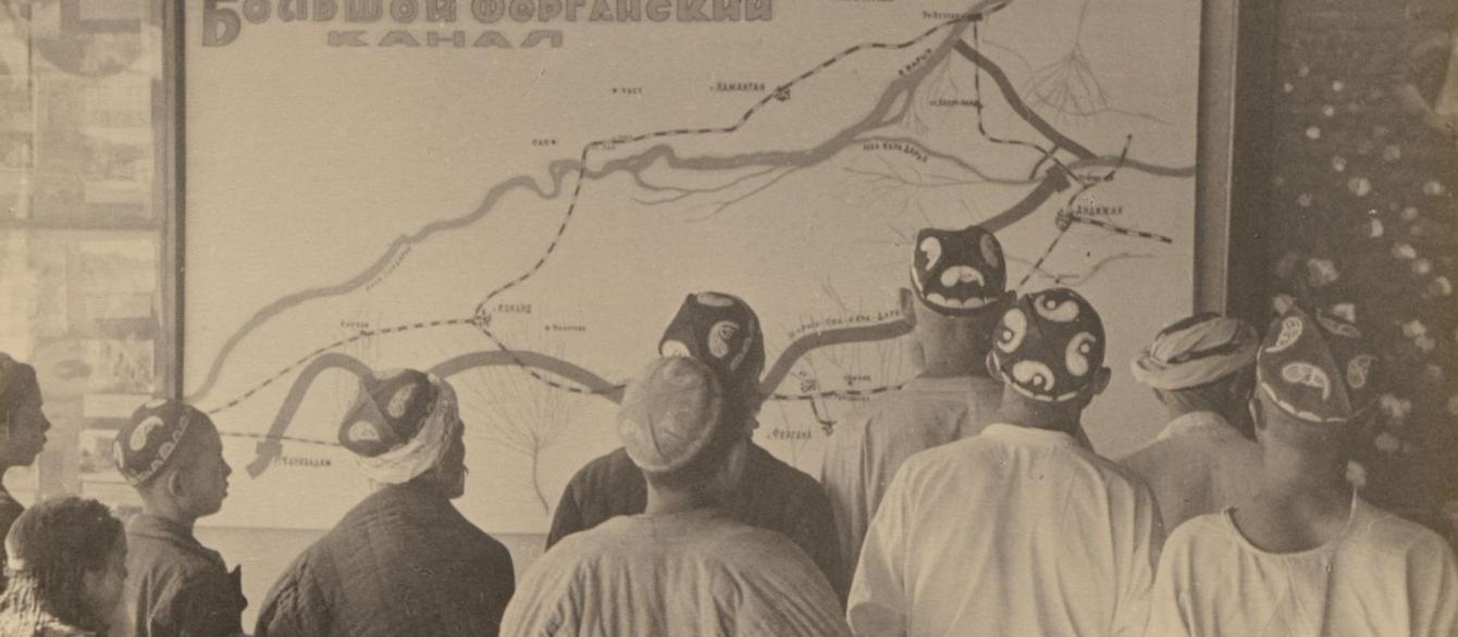 Workers gather around map of projected Fergana canal