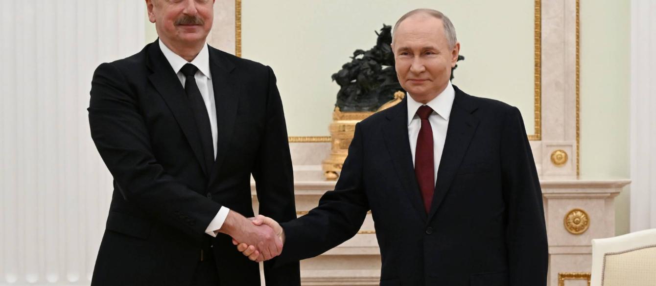Aliyev and Putin shaking hands