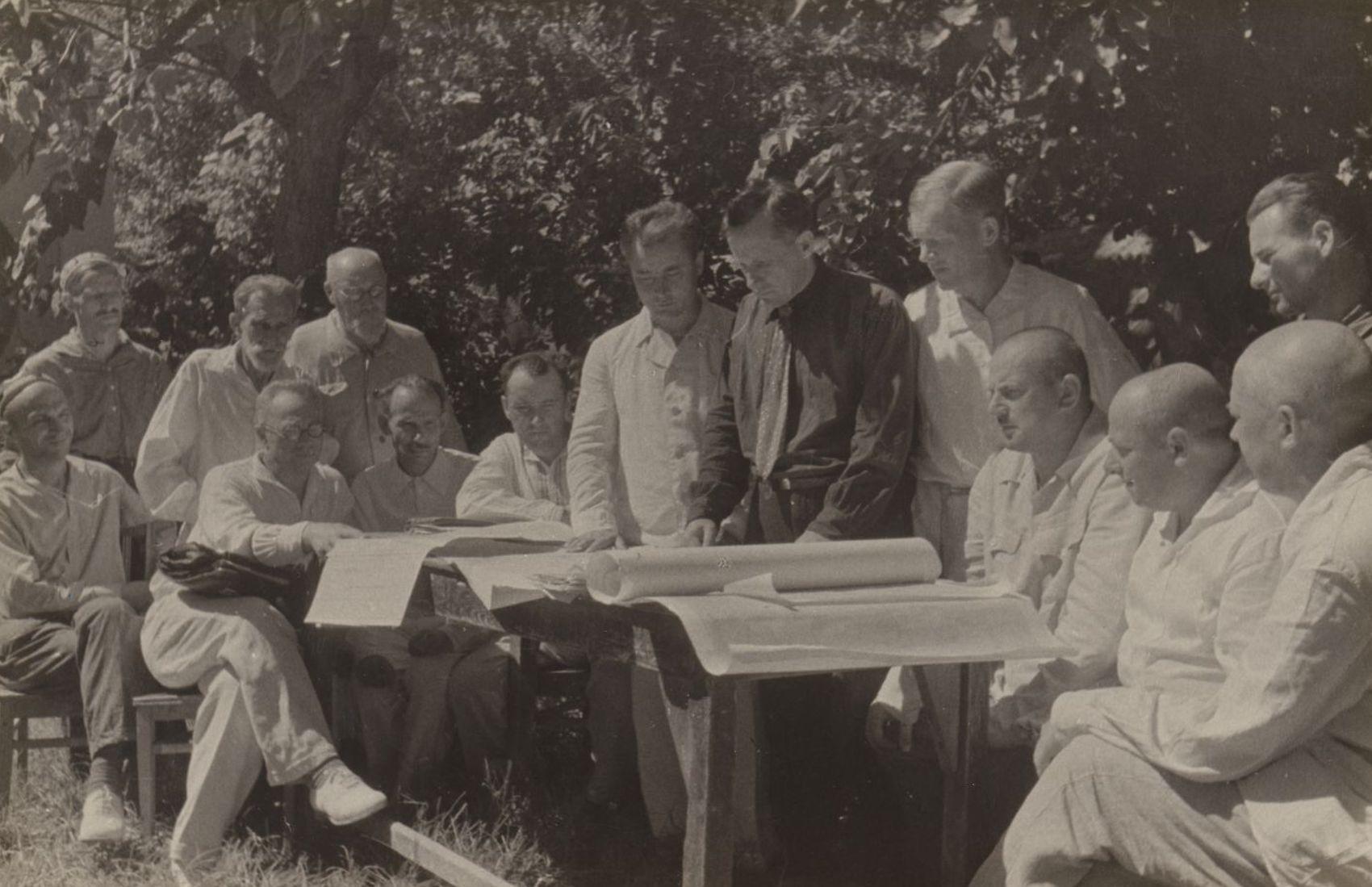 Group photo showing the leaders of Fergana Canal construction project