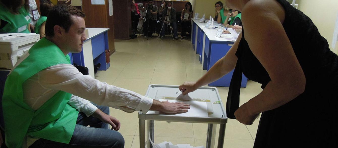 Georgian Voter casts her ballot