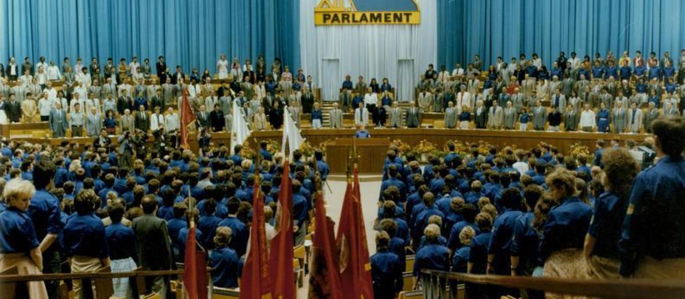 East Berlin: XII Parliament of the FDJ during the opening in the Great Hall of the Palace of the Republic.