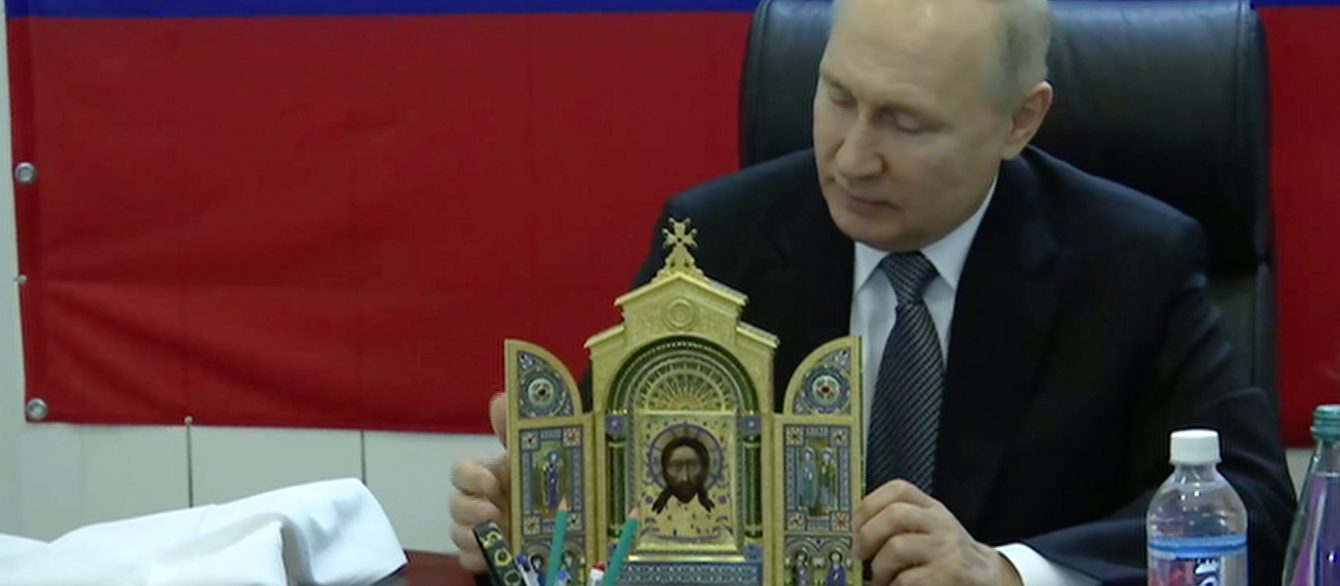 Putin presenting an icon to Russian military personnel during a visit to their headquarters in occupied Ukraine, April 2023.