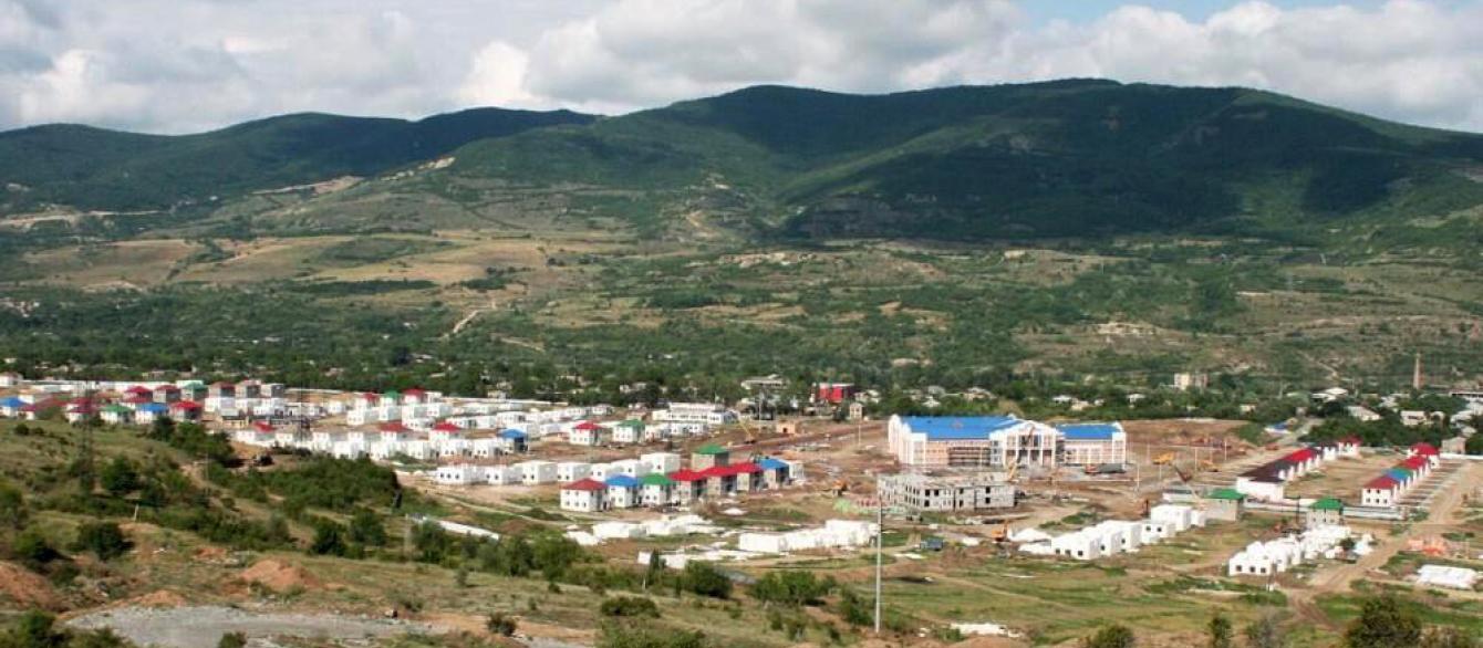 The Moskovskiy microdistrict of Tskhinvali was constructed between 2009 and 2010." The image is also titled "Moskovskiy microdistrict Tskhinvali (2009)