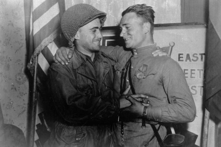 Lieutenant Bill Robertson and Lieutenant Alexander Silvashko shake hands