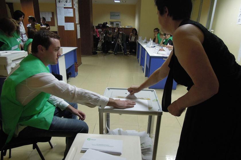 Georgian Voter casts her ballot