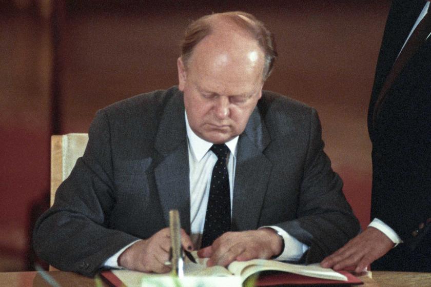 Stanislau Shushkevich signs a treaty.