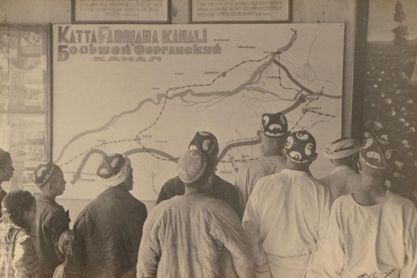 Workers gather around map of projected Fergana canal