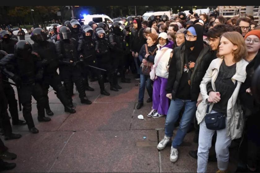 protesters stand off with the police in st Petersburg in 2022