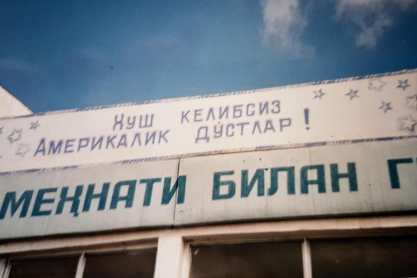 Sign in Uzbekistan that says, "Welcome, American friends!"