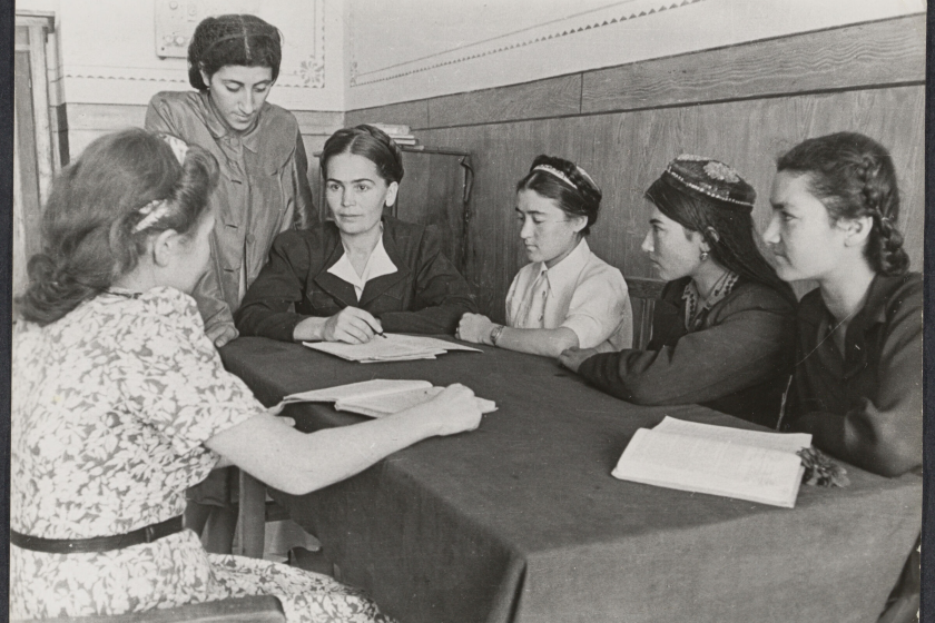 Women and teachers examine a text in the Tadzjik women's school.